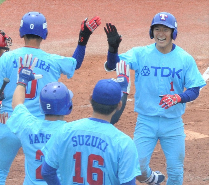 【TDKートヨタ自動車東日本】五回裏TDK1死二塁、北畠(右)が右越え2ランを放ちナインに迎えられる=宮城県石巻市民球場で2021年6月6日、上鵜瀬浄撮影