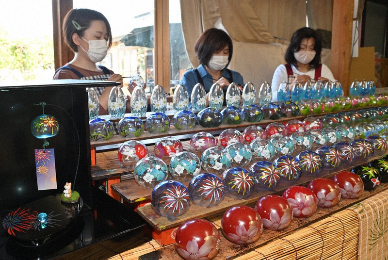 風鈴づくり最盛期 LEDで光る新商品も 喜多方 ／福島 | 毎日新聞