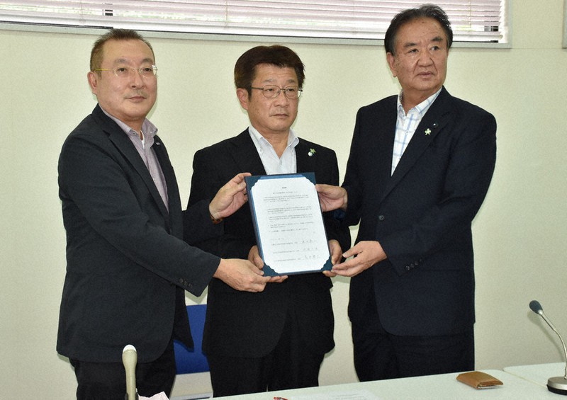 次期衆院選での連携強化に向けて、確認書に署名した立憲民主党県連の渡辺嘉山代表(左)、連合岐阜の高田勝之会長(中央)、国民民主党県連の伊藤正博代表=岐阜市美江寺町の国民民主党県連事務所で2021年6月5日、黒詰拓也撮影