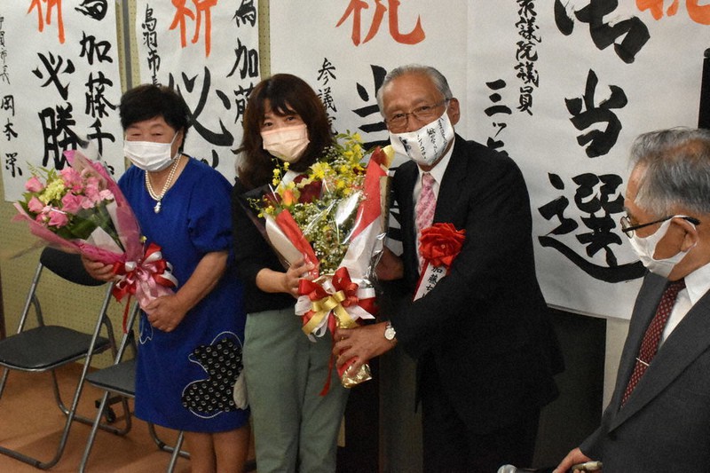 2期目の当選を決めた加藤千速氏=三重県尾鷲市野地町の事務所で2021年6月6日午後9時45分、谷口豪撮影