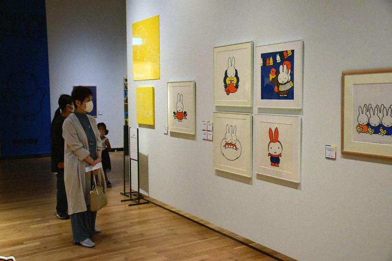 展示されたミッフィーの絵を楽しむ来館者たち=高松市紺屋町の高松市美術館で、潟見雄大撮影