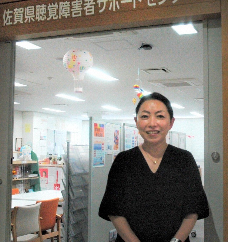 佐賀県聴覚障害者サポートセンターの職員で手話通訳士の香田さん