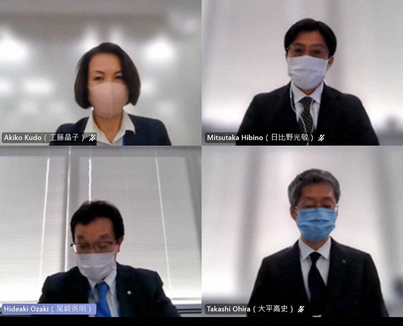 NTTによる総務省幹部への接待問題に関する調査結果などについてオンラインで記者会見する広報担当者ら=2021年6月7日