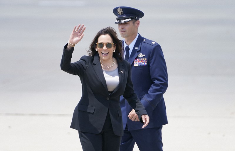 グアテマラを訪問するため、空軍機に乗り込むハリス米副大統領=ワシントン近郊のアンドルーズ空軍基地で2021年6月6日、AP