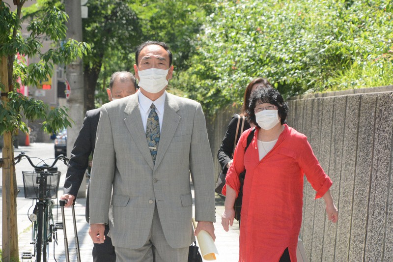 大阪高裁に向かう籠池泰典被告と妻諄子被告(右)=大阪市北区で2021年6月7日午前9時43分、山本康介撮影