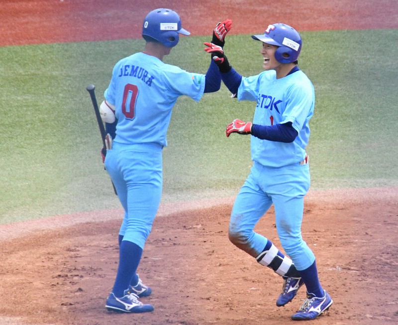 2点本塁打を放ち、笑顔でチームメートとハイタッチするTDKの北畠(右)=宮城・石巻市民球場で2021年6月6日午前10時36分、川村咲平撮影