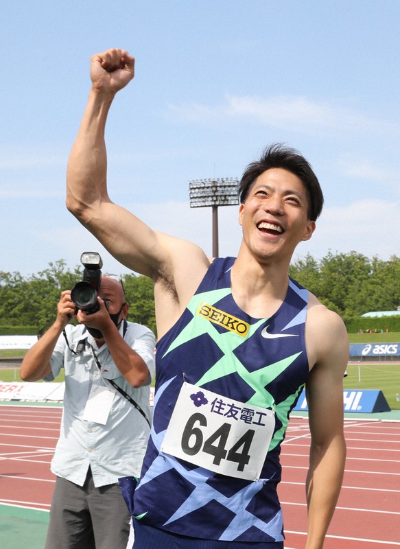 男子100メートルで9秒95の日本新記録を樹立し、観客席に笑顔で応える山県亮太=ヤマタスポーツパーク陸上競技場で2021年6月6日(代表撮影)