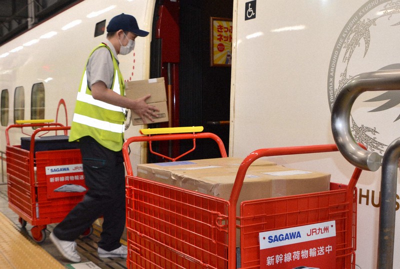 九州新幹線に積み込まれる佐川急便の荷物=福岡市博多区で2021年5月18日、久野洋撮影