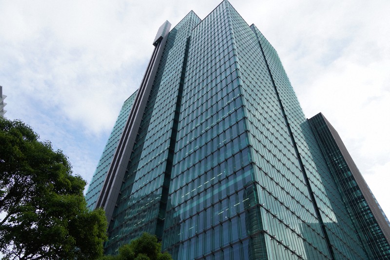 SBIのグループが入るビル=東京都港区で2021年5月26日、釣田祐喜撮影