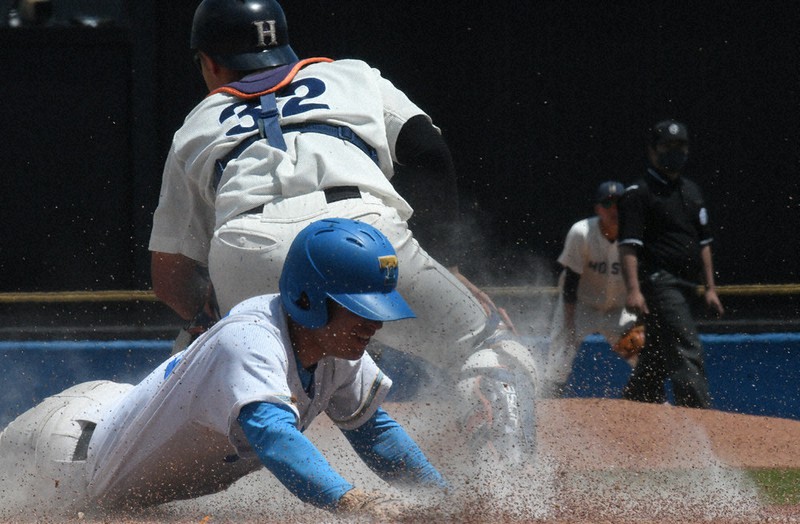 【法大0-2東大】勝利した法大戦。二回裏2死二塁、松岡泰希の適時打で代走の阿久津怜生がホームに飛び込み先制=神宮球場で2021年5月23日、川村咲平撮影