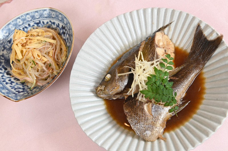お魚のさっと煮と春雨サラダ=大阪市北区で2021年4月21日、望月亮一撮影