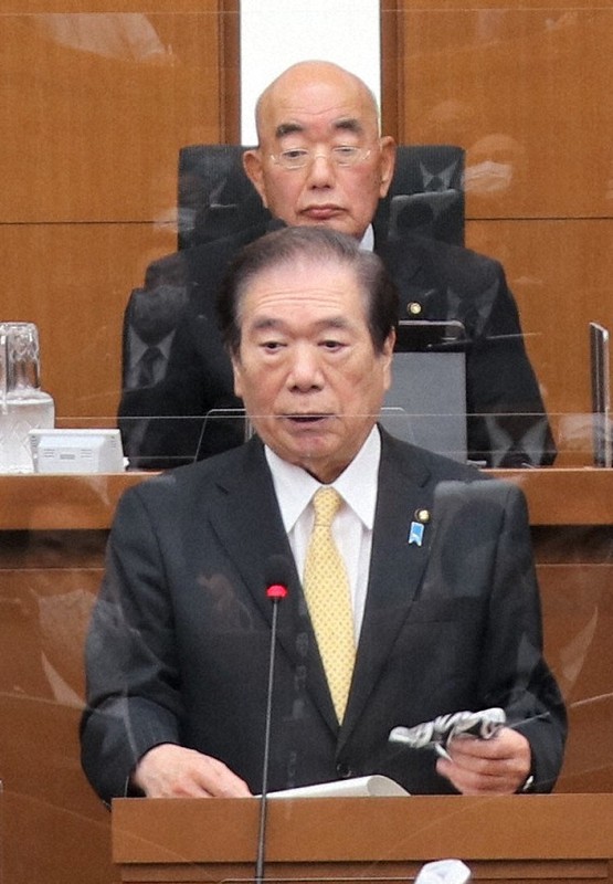 観音寺市議会で2021年11月の市長選に立候補せず、引退することを表明する白川晴司市長(手前)=香川県観音寺市提供
