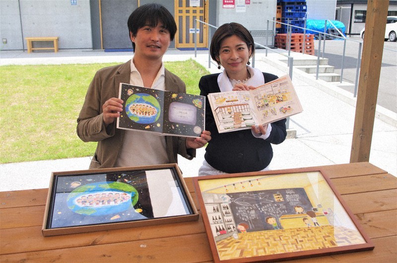 絵本「What is Sake?(日本酒ってなーに?)」を発行した酔鯨酒造の大倉広邦社長(左)と、絵を担当した永井みさえさん=高知県土佐市甲原の土佐蔵で、2021年6月2日午前10時41分、小林理撮影