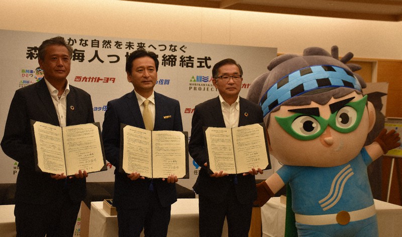 協定書を掲げる山口祥義知事(中央)と、西九州トヨタ自動車の金子社長(左)、ネッツトヨタ佐賀の金子社長