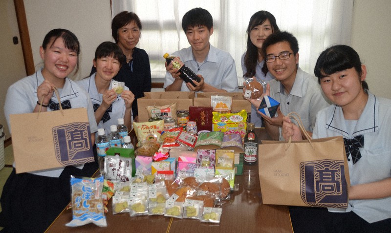 こすもす村にフードドライブで集めた食品を贈った伊万里実業高フードプロジェクト部の戎部長(中央)ら。中央左が牧瀬代表