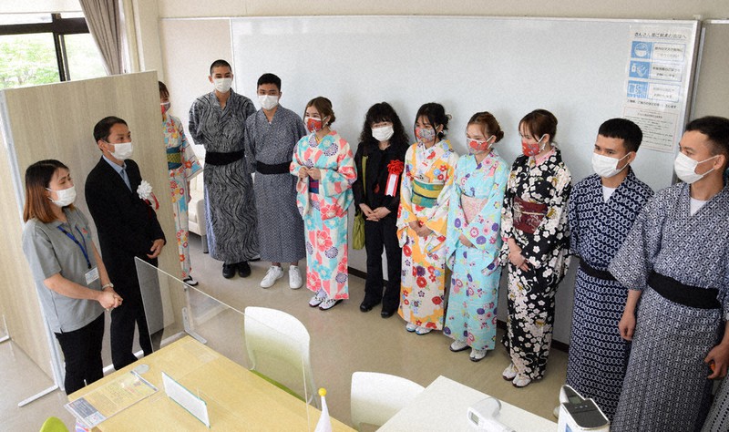 式典参加後にセンターを見学する和装の宇佐日本語教室の生徒たち