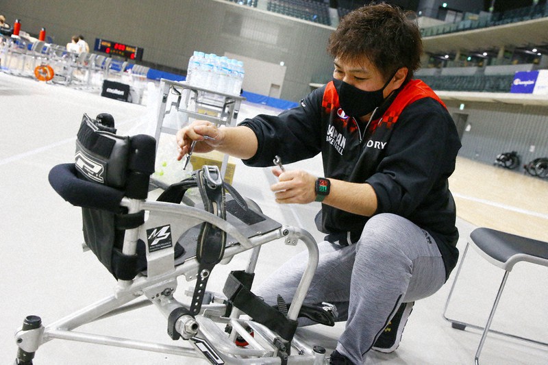 車いすバスケットボール男子日本代表のメカニックを務める上野正雄さん。選手たちからの信頼も厚い=日本車いすバスケットボール連盟/X-1提供