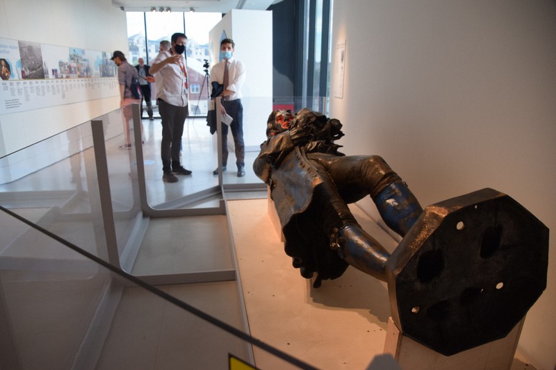 引き倒しから1年を機に美術館で展示が始まった奴隷商人コルストンの像=英南西部ブリストルで2021年6月3日午後3時8分、横山三加子撮影