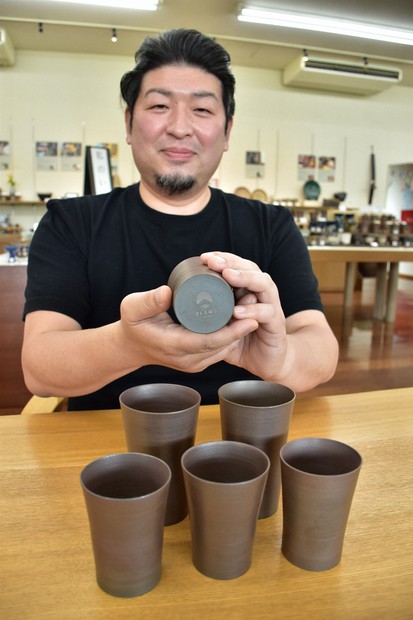 厚さ1ミリの越前焼カップ、ビームスジャパンで発売へ ビール最適