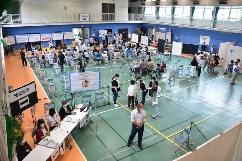 接種を受ける人が効率良く動けるよう、会場内は入り口から出口まで「一筆書き」で進む動線になっている=愛知県豊田市で2021年6月6日午前10時16分、高井瞳撮影