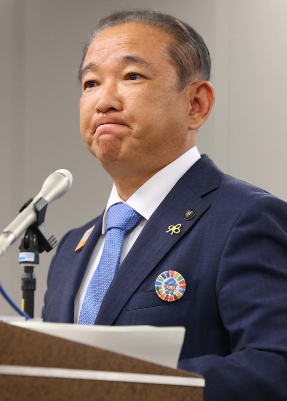 「津久井やまゆり園」で実施するとした聖火採火式の撤回を表明する本村賢太郎・相模原市長=同市中央区で2021年5月7日、宮武祐希撮影