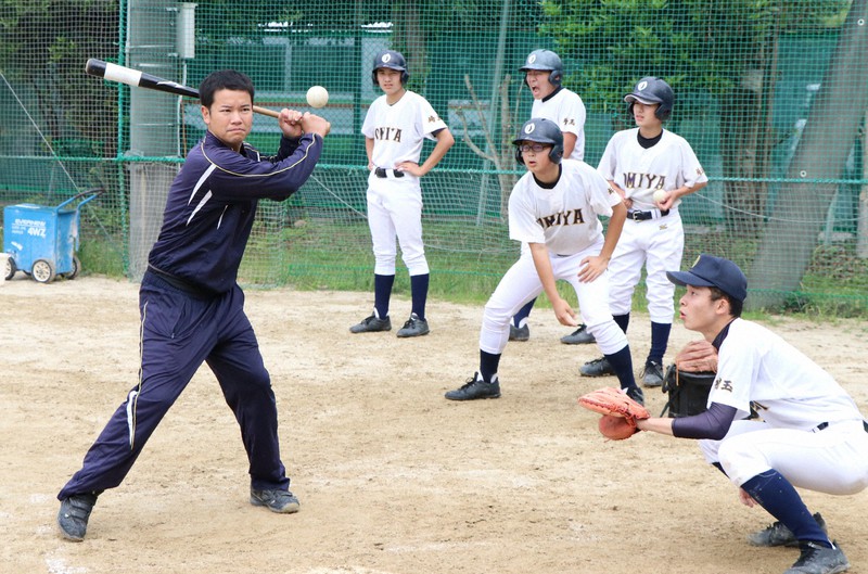 実戦形式のノックで鍛える大宮ろう学園の野村将也監督(左)と選手たち=さいたま市北区の同学園グラウンドで2021年6月6日午前9時4分、高橋秀明撮影