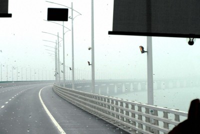 港珠澳大橋をバスで行く。あいにくの雨天で眺望は利かなかった（写真は筆者撮影）