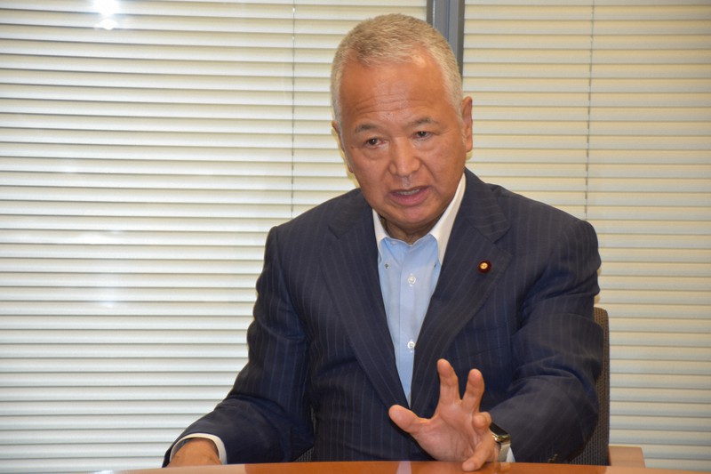 インタビューに答える甘利明衆院議員=東京都千代田区で2021年5月、町野幸撮影