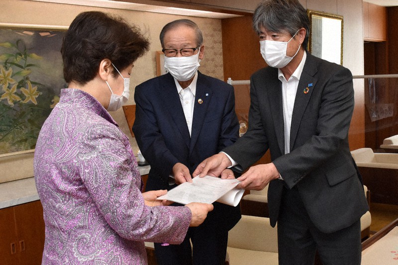 吉村知事に要請書を手渡す連合山形の小口会長(右)ら=山形県庁で2021年6月7日、小寺泰介撮影