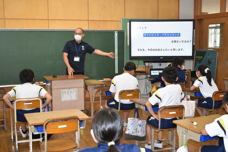 オリンピックの理念などについて授業を行う土井畑幸一郎さん(奥)=茨城県稲敷市高田の市立高田小学校で2021年6月7日、庭木茂視撮影