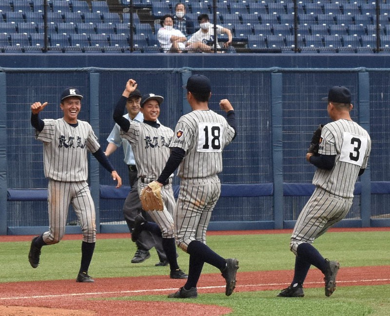勝利を喜ぶ敦賀気比の選手たち=新潟市中央区のハードオフエコスタジアム新潟で、内田帆ノ佳撮影