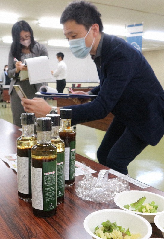 部外の専門家がチェックした「ちたもんプレミアム」の審査会=愛知県知多市新知の同市商工会で2021年6月4日、黒尾透撮影