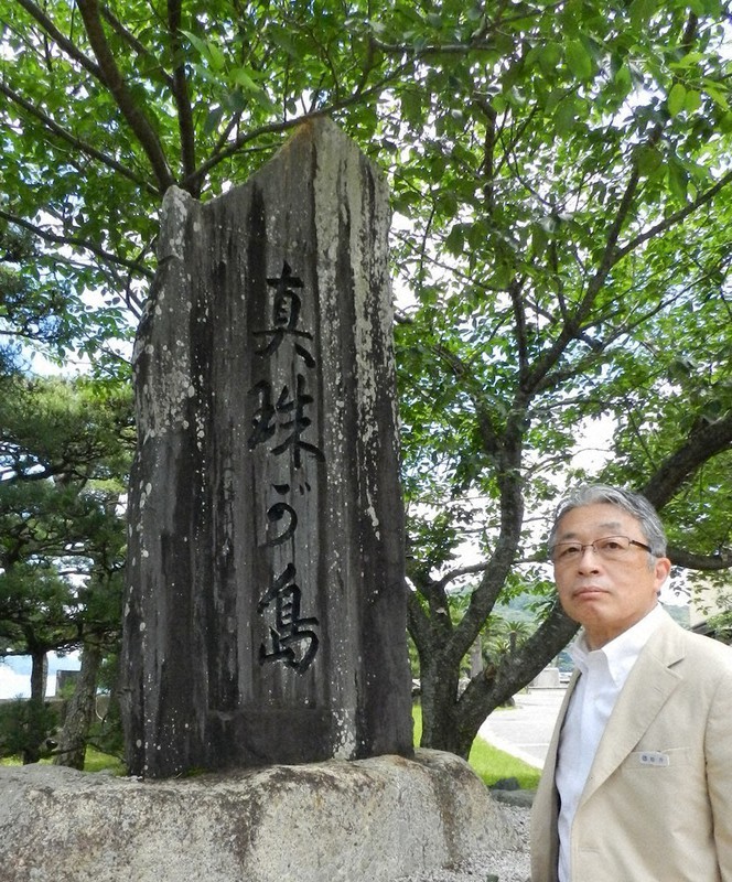 渋沢栄一揮ごうの「真珠ケ島」を刻んだ石碑と松月清郎館長=三重県鳥羽市のミキモト真珠島で、林一茂撮影