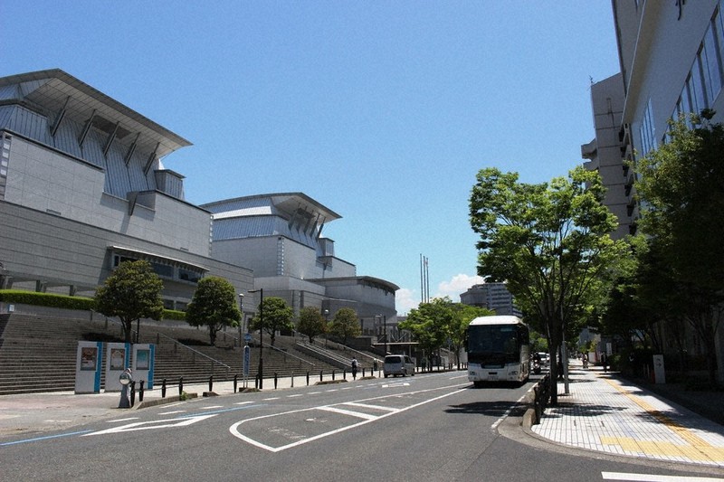 コンベンションストリートとされる大津市の「なぎさ通り」。左はびわ湖ホール=大津市で、庭田学撮影