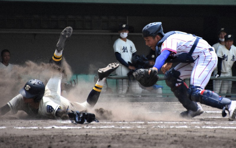 【下関国際-創志学園】七回裏創志学園2死満塁、栗山の左前打で二塁走者の藤本が本塁に突入するが、左翼手・片桐の好返球でタッチアウト(捕手・守)