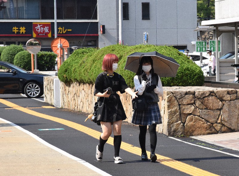 真夏日となり、日傘を差して歩く女性=高松市で2021年6月8日午後3時10分、川原聖史撮影