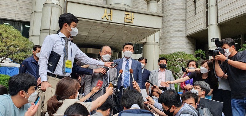 判決後、記者団の質問に応じる原告側の関係者=ソウル中央地裁で7日、金宣希撮影