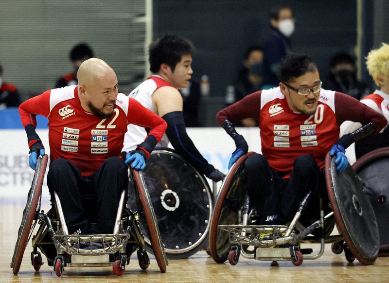 車いすラグビーのジャパンパラ大会決勝のコートでボールの行方を追う兄の乗松隆由(右)と弟の聖矢=幾島健太郎撮影