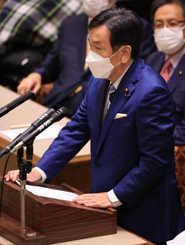党首討論で菅義偉首相に質問をする立憲民主党の枝野幸男代表=国会内で2021年6月9日午後4時2分、梅村直承撮影