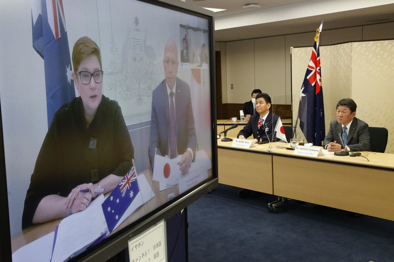 オンライン形式で会談する(右から)茂木敏充外相、岸信夫防衛相と(画面左から)オーストラリアのペイン外相、ダットン国防相=外務省で2021年6月9日午前11時10分(代表撮影)
