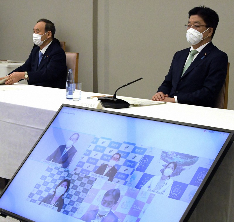 国・地方脱炭素実現会議で発言する菅義偉首相(左)=首相官邸で2021年6月9日午後6時53分、竹内幹撮影