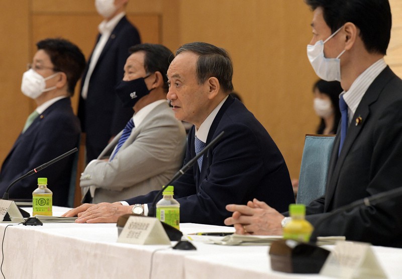 経済財政諮問会議で発言する菅義偉首相(右から2人目)=首相官邸で2021年6月9日午後6時、竹内幹撮影