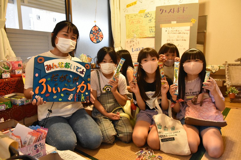 大学生が 子どもの居場所 駄菓子屋開く そこに かつての私 も 毎日新聞