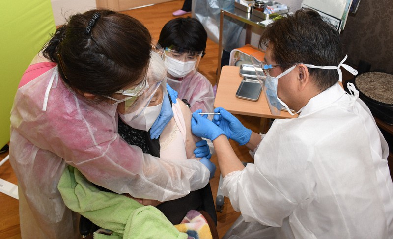 ワクチン接種を受ける特別養護老人ホームの入所者=宇都宮市砥上町で2021年4月12日午後2時27分、玉井滉大撮影