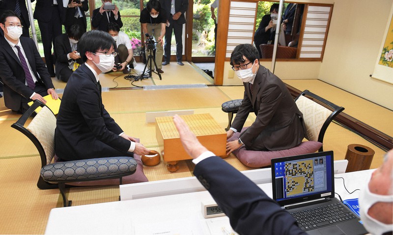 対局室を検分する本因坊文裕(右)と挑戦者の芝野虎丸王座=北九州市小倉北区のアートホテル小倉ニュータガワで2021年6月9日午後4時58分、上入来尚撮影