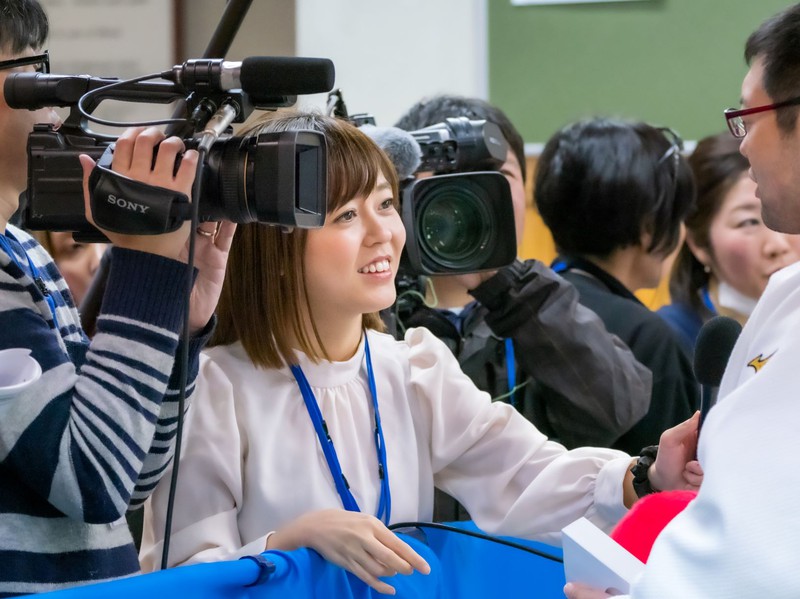 2019年3月の東京国際視覚障害者柔道選手権で取材する久下真以子さん(中央)=秋冨哲生さん撮影