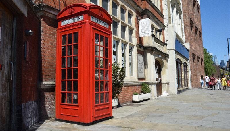 約390万円で落札されたロンドン中心部の電話ボックス=英国ロンドンで2021年5月31日、横山三加子撮影