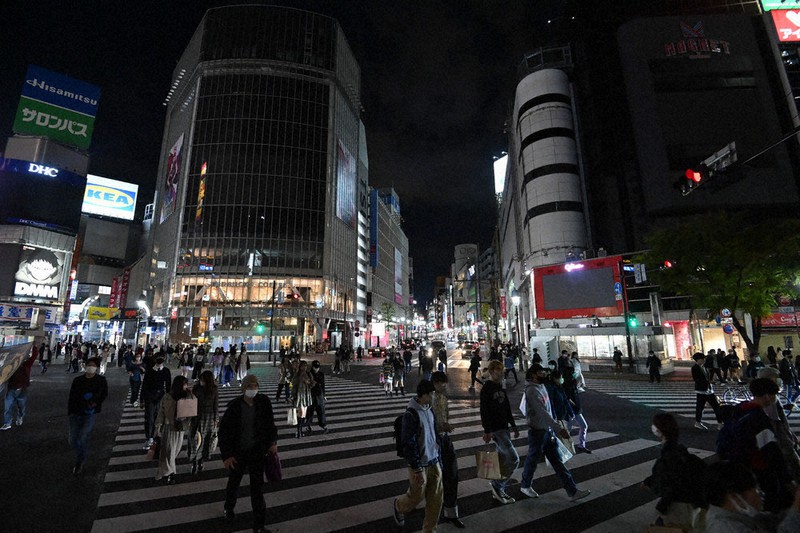 東京都の要請により看板などの明かりが消えた渋谷のスクランブル交差点周辺=東京都渋谷区で2021年4月25日、大西岳彦撮影