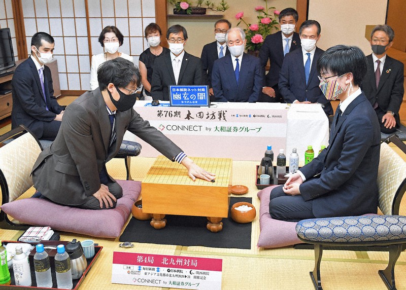 第76期本因坊決定戦七番勝負第4局で初手を打つ本因坊文裕(左)。右は挑戦者の芝野虎丸王座=北九州市小倉北区のアートホテル小倉ニュータガワで2021年6月10日午前9時、上入来尚撮影