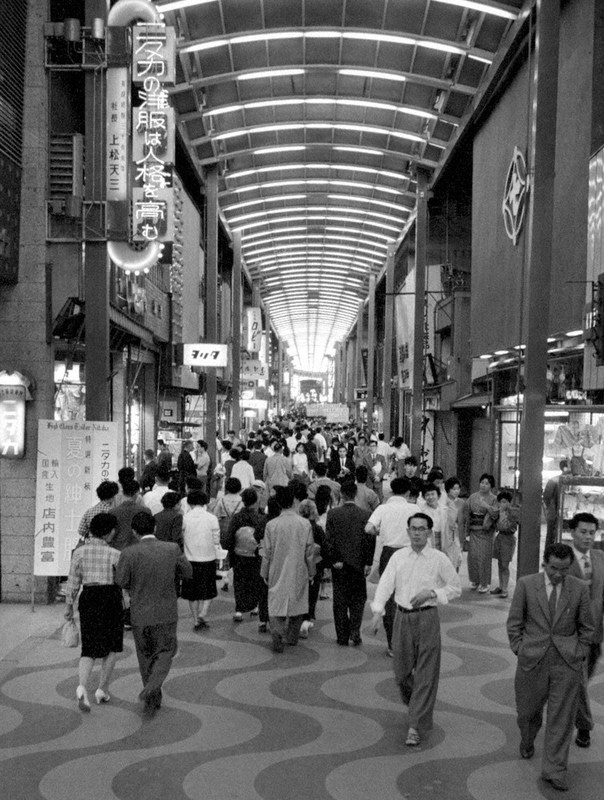 心斎橋筋のアーケードが出来てから半年。客足は3割増えたという=1960年6月4日撮影